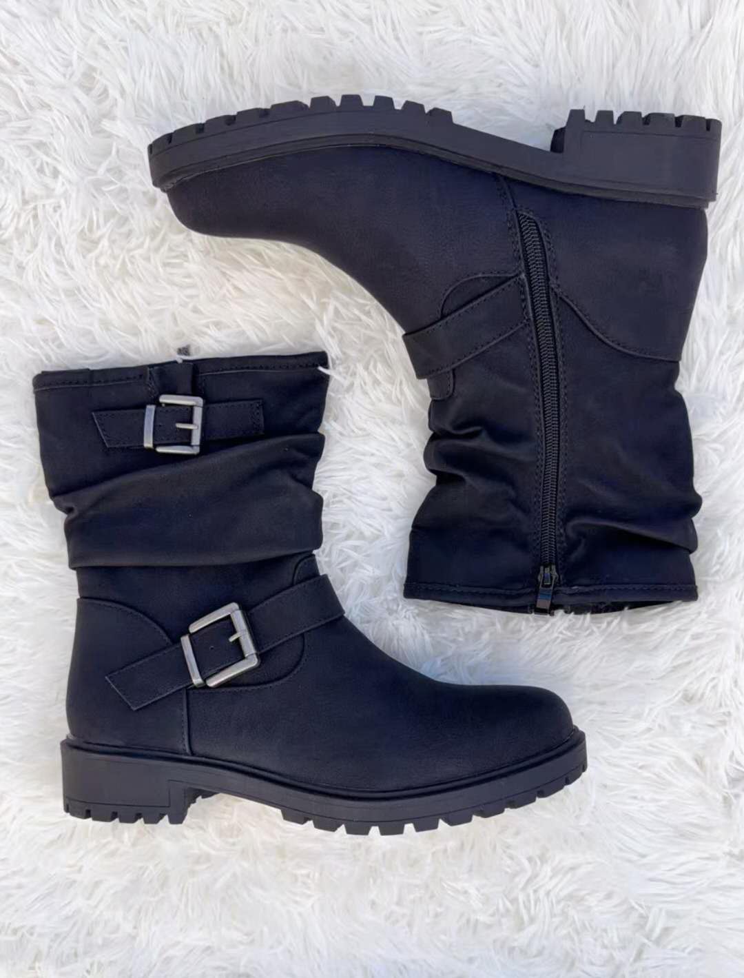 Bota casual de media caña con hebilla