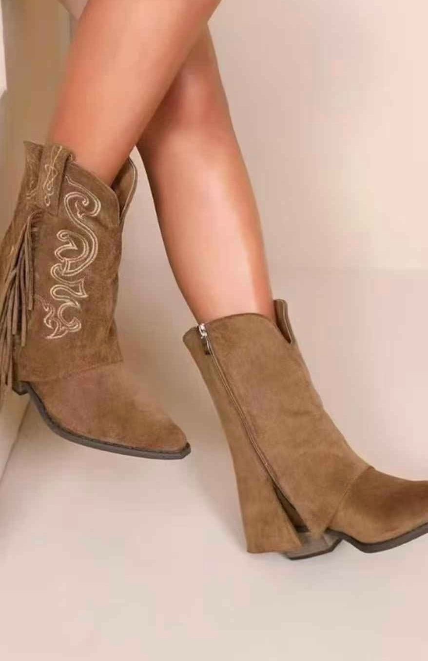 Bota cowboy con flecos y doble capa